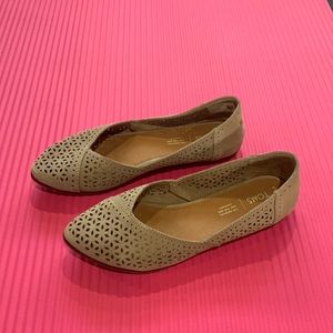 Tom’s Jutti pointed toe flat. Tan suede perforated mosaic tile. Size 8.5.